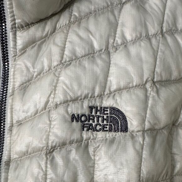 The North Face Women's Light Gray Puffer Jacket - Picture 3 of 10